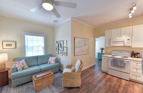 Old Town House | Beautiful, private, bright one bedroom cottage walk to Duval, Truman Waterfront, Santiago's Bodega