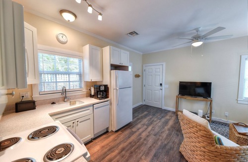 Old Town House | Beautiful, private, bright one bedroom cottage walk to Duval, Truman Waterfront, Santiago's Bodega