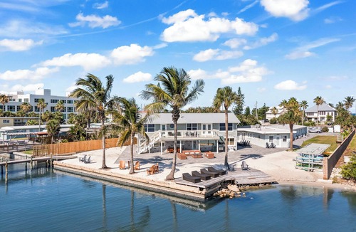 Orlando Beach House | Beautiful Riverfront Resort W/Steps from Private Beach Access & Perfect Setting for Events
