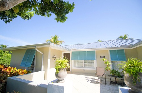 Royal Harbor House | Beautiful Waterfront Pool Home with Boat Lift near dwntown Naples, PET friend