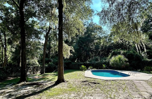 Gainesville House | BeautifulVacation Home, outside Pool, BBQ, Fire Place .fire Pete,Big Yard