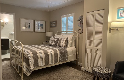 Stuart Bed & Breakfast | Bella's a Tropical Treasure Room#1 no fees Queen bed, In-suite bath
