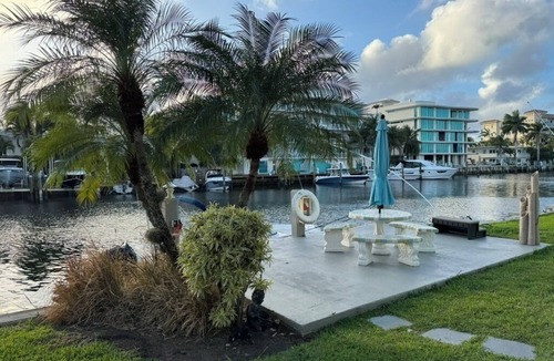 Hendricks and Venice Isles Apartment | Best location in Fort Lauderdale! Waterfront 2-bedroom apartment with AC.