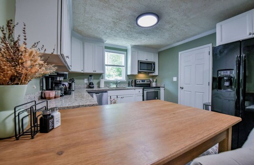 Tuscaloosa House | Big Al's Bungalow - Hot Tub! Book now for Football Season!