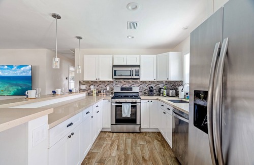 Tropic Palms House | Big heated salt water pool house with easy access to the beach and Atlantic Ave