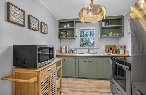 South Pensacola Cottage | Birchwood Hollow. Elevated Cottage Near Downtown