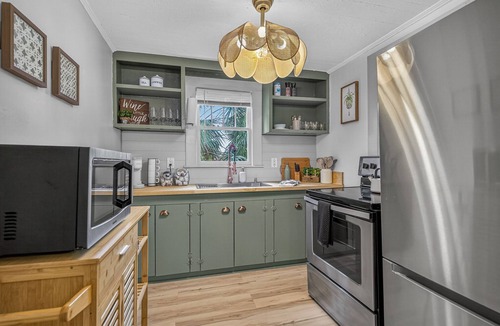 South Pensacola Cottage | Birchwood Hollow. Elevated Cottage Near Downtown