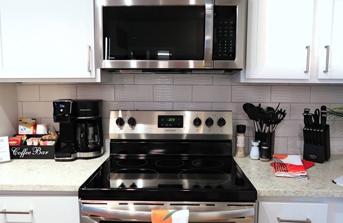 Highlands Apartment | Bird of Paradise l 1BD Lux King in NE Jax