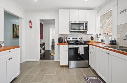 Birmingham House | Birmingham Bungalows-Groups/Games/Patio/Grill/Pets