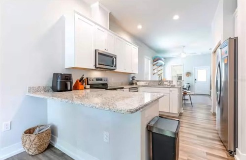 Pleasant Street House | Blue Bungalow · Walk Downtown · Near UF & Shands · Fenced Yard · PS5