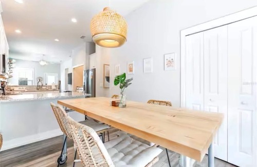 Pleasant Street House | Blue Bungalow · Walk Downtown · Near UF & Shands · Fenced Yard · PS5