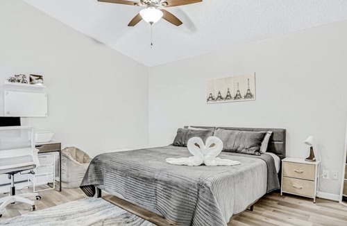 Bearss Plaza House | Blue Lagoon | Close to USF, Busch Gardens, & Weekly Winter Rates!
