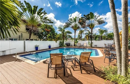 Coral Ridge Condo | Blue Parrot Inn #7- 1/1 Heated Pool 1 MI to Beach