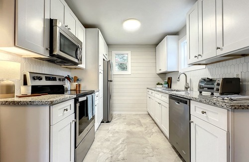 Lake Como House | Bluestone Bungalow 30+day stay, walk to amenities, pet friendly, 300Mbps wifi!