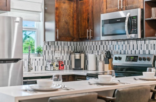 Boca Raton Apartment | Boca Raton Apartment with King Bed Across the Beach. Near Mizner Park.