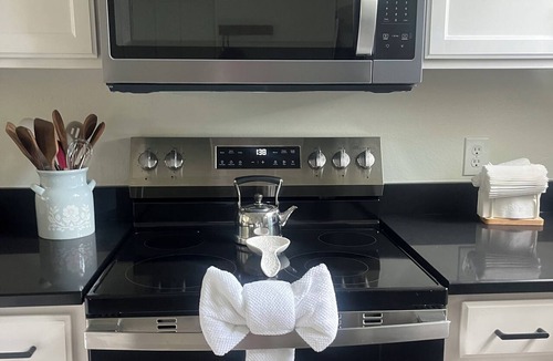 Windwood Bay Condo | Brand New! Bright & Cozy Family Getaway by Disney!