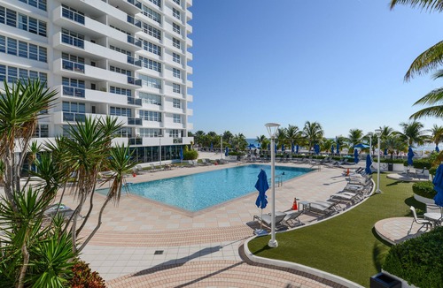 South Beach Condo | Breezy condo stay with hot tub, pool, spa, full kitchen, & gym - close to beach