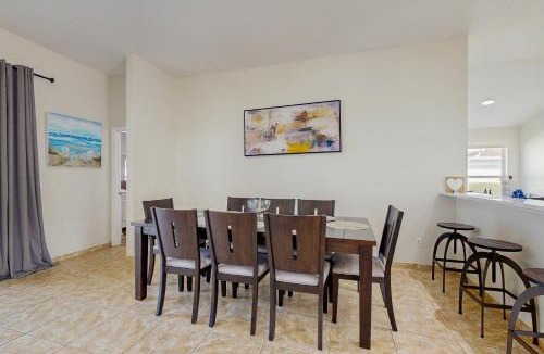 Chatham Park House | Bright 3BR pool home with screened lanai, Jacuzzi & near Disney parks