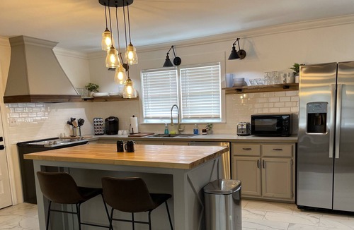 Sheffield House | Bright and Cozy Newly Renovated Home- sleeps 8!