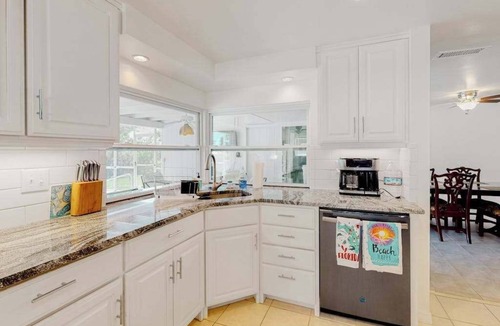Oakland Hills House | Bright Florida home with pool, gas grill, private pool, and washer/dryer