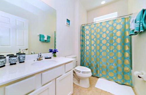 Loughman House | Bright Guest Room in Luxury Villa - Resort Community - Near Disney - Shared Bath