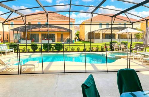 Loughman House | Bright Guest Room in Luxury Villa - Resort Community - Near Disney - Shared Bath