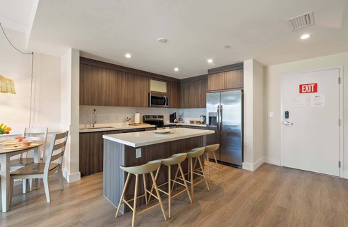 Parkside Apartment | Bright Hollywood Two Bedroom with Free Parking