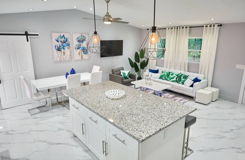 Southgate House | Bright Modern 3BD House close to Dwnt & Beaches