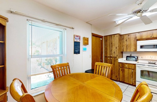 Vero Beach South House | Bright Single‑Level Coastal Stay with Glass Sunroom & Prime Beachside Location! ☀️