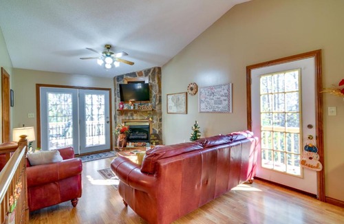 Sloans Valley House | Burnside Resort Cabin w/Hot Tub & Outdoor Spots!