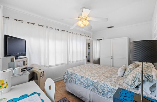 Boca Raton House | By the Beach, "The Garden Room " - Only 50 Steps to beach! Feel the breeze!