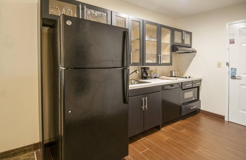 Mid City South Hotel | Candlewood Suites Baton Rouge - College Drive by IHG