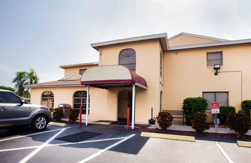 Caloosahatchee Apartment | Cape Coral FL | King bed