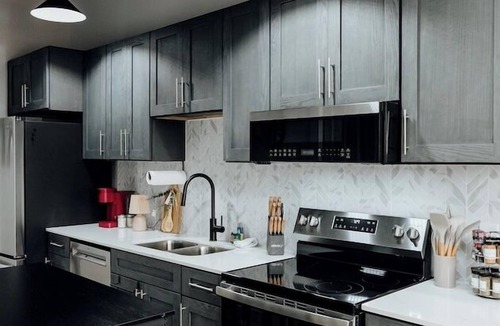 Montgomery Apartment | Capitol View 2BR | Luxury + WiFi & Rain Showers