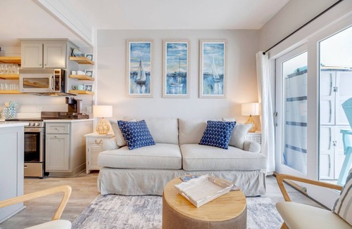Sunnyside Condo | Carillon Beach, gorgeously upgraded, lake view, beach chair service included