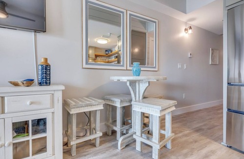 Sunnyside Condo | Carillon Beach, gorgeously upgraded, lake view, beach chair service included