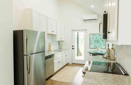 Lincoln Cottage | Carriage House: Stylish Lakefront 1BR Cottage