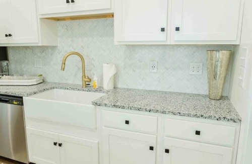 Lincoln Cottage | Carriage House: Stylish Lakefront 1BR Cottage