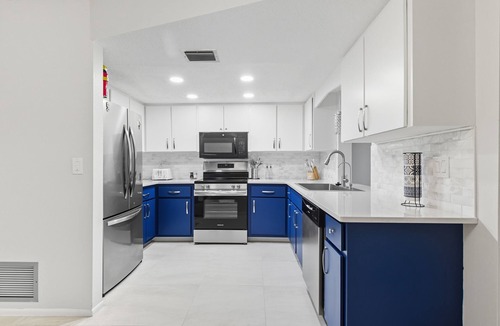 Oakland Hills House | Casa Mar Van Beautiful newly renovated Home on Canal Heated Pool w/Spa andLanai