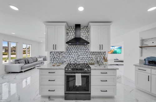 Caloosahatchee House | Casa marina is located in Cape Coral with 4 full bedrooms and 3 bath and pool