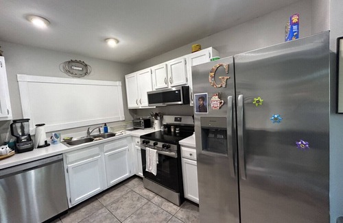 Hollywood Bed & Breakfast | CasaDonna`s Coral Cove - No Hidden Resort Fees