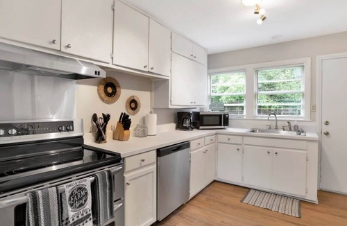 Mobile House | Central Midtown Cottage