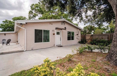 Egypt Lake-Leto House | Central Tampa Haven Modern Tub Escape