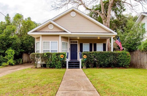 Mobile House | Central, Wonderful Porch & Yard! Hazel Hideaway