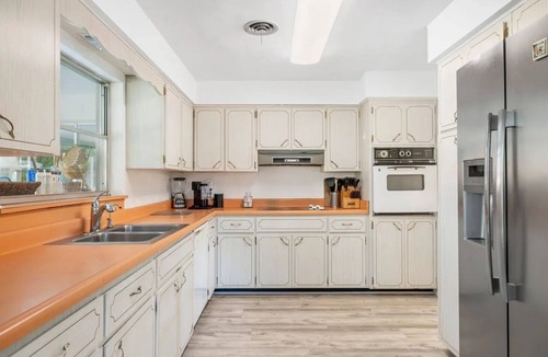 Central Beach House | Centrally located 2 Bdrm on Orchid Island, Private Pool, Walk to Beaches & Parks