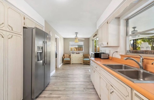 Central Beach House | Centrally located 2 Bdrm on Orchid Island, Private Pool, Walk to Beaches & Parks