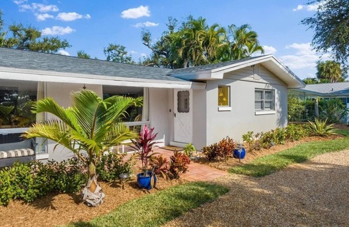 Central Beach House | Centrally located 2 Bdrm on Orchid Island, Private Pool, Walk to Beaches & Parks