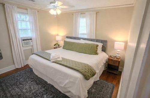 Crosstown House | Centrally Located King Bed Midtown Crosstown 1428