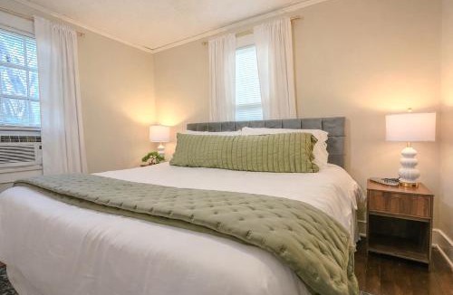 Crosstown House | Centrally Located King Bed Midtown Crosstown 1428