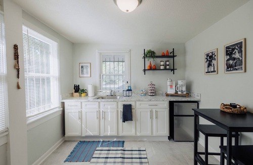 University District Apartment | Centrally Located King Bed Midtown Liberty 2695 UP